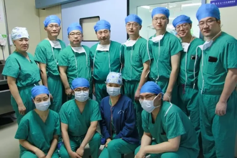 surgeons-who-perform-worlds-first-pig-to-human-liver-transplant-.jpg